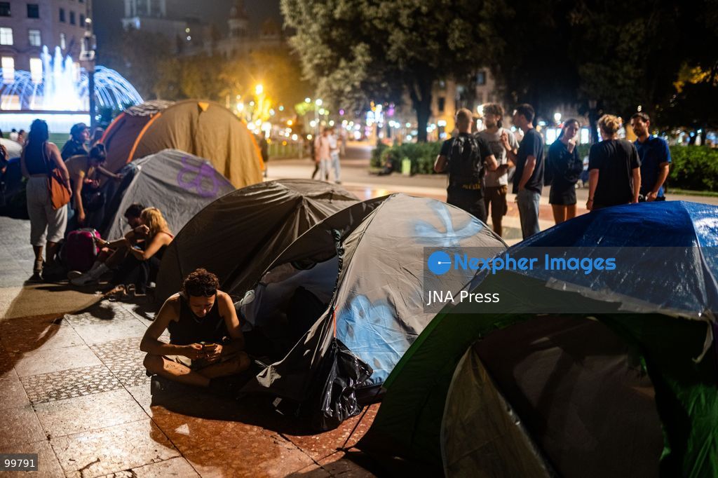 BARCELONA, SPAIN, SEPTEMBER 30, 2026: Housing activists gather for a second consecutive night at a protest encampment in Placa de Catalunya in central Barcelona, setting up tents and displaying placards calling for housing reform and stronger protections against evictions. Protesters continued to demand measures promoted by housing groups under the name “Decreto Maricarmen,” as the encampment remained in place following the Spanish government’s approval of new housing measures.  Photo by Marc Asensio/ JNA Press (Photo by Marc Asensio Clupes/JNA Press via Nexpher Images)