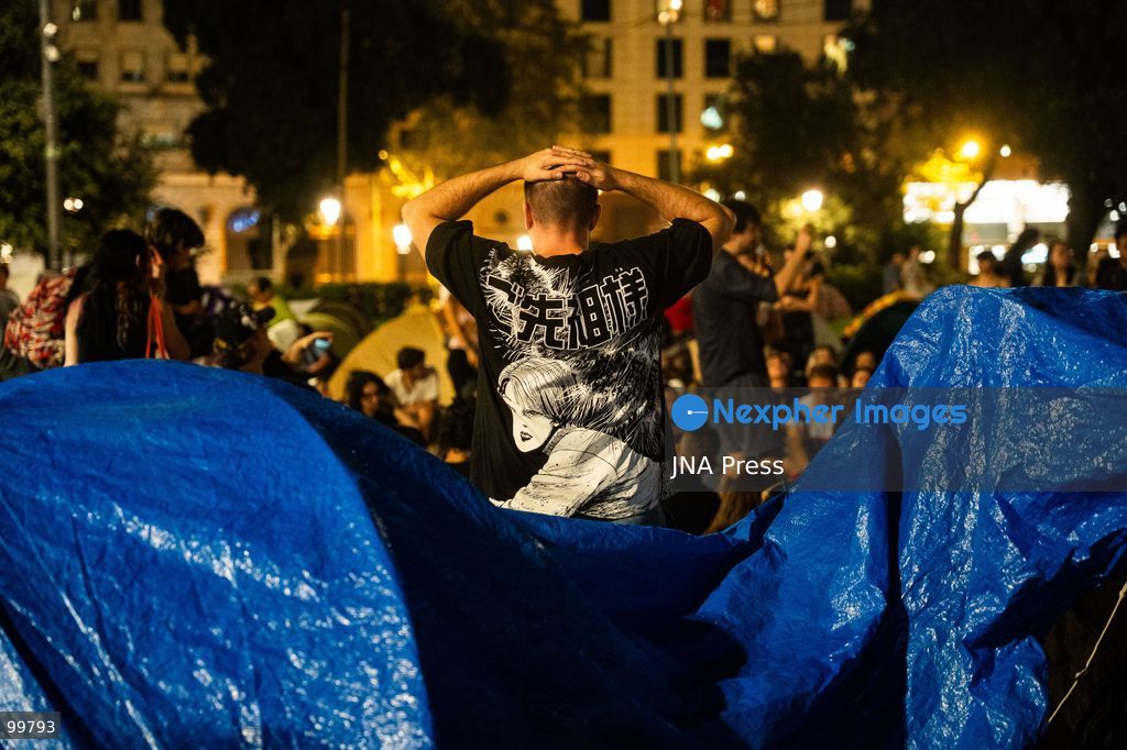 BARCELONA, SPAIN, SEPTEMBER 30, 2026: Housing activists gather for a second consecutive night at a protest encampment in Placa de Catalunya in central Barcelona, setting up tents and displaying placards calling for housing reform and stronger protections against evictions. Protesters continued to demand measures promoted by housing groups under the name “Decreto Maricarmen,” as the encampment remained in place following the Spanish government’s approval of new housing measures.  Photo by Marc Asensio/ JNA Press (Photo by Marc Asensio Clupes/JNA Press via Nexpher Images)